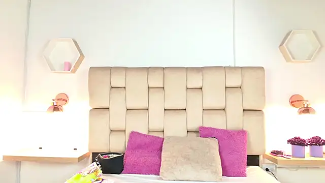 Kendall  11 online show from April 18, 2026, 9:04 pm