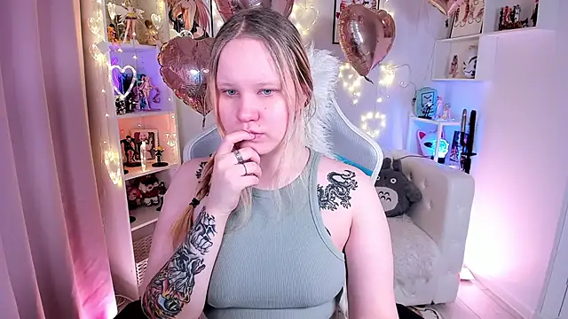 Snapshot of AnnieVibe chatting on February 6, 2026, 5:27 pm AnnieVibe online show from February 6, 2026, 5:27 pm