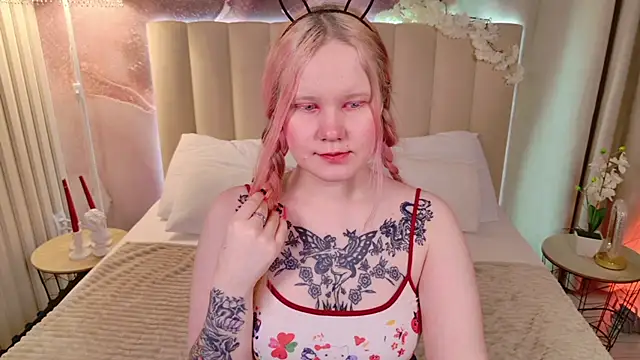 AnnieVibe online show from April 1, 2026, 5:32 pm