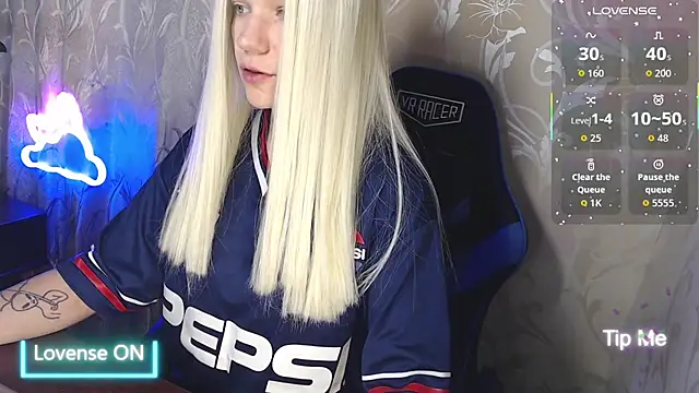 Snapshot of Shiny_Victoria chatting on April 1, 2026, 9:43 am Shiny Victoria online show from April 1, 2026, 9:43 am