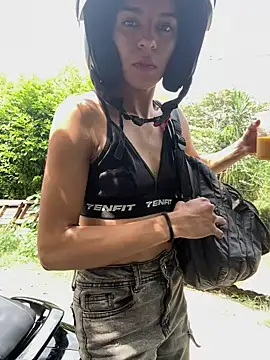 Snapshot of NaniBlossomX chatting on February 19, 2026, 6:37 pm NaniBlossomX online show from February 19, 2026, 6:37 pm