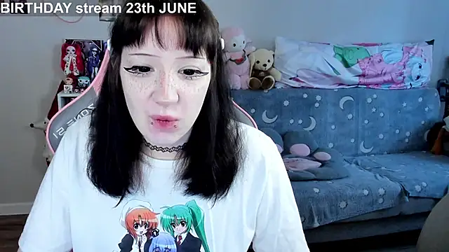 Snapshot of MollysLand chatting on June 18, 2026, 8:14 am MollysLand online show from June 18, 2026, 8:14 am