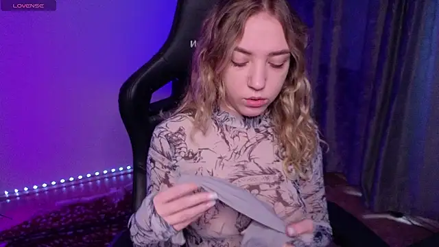 Snapshot of alice_charm_ chatting on February 23, 2026, 4:43 am alice charm online show from February 23, 2026, 4:43 am