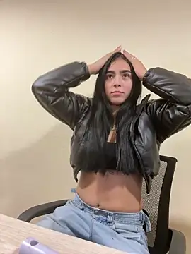 Sara Fernandez  online show from March 4, 2026, 1:28 pm