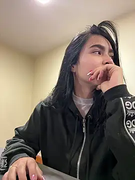 Sara Fernandez  online show from April 15, 2026, 2:46 pm