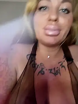 MiaMooly online show from April 15, 2026, 6:15 pm