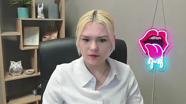 Snapshot of SweetLilyxo chatting on February 27, 2026, 2:39 pm SweetLilyxo online show from February 27, 2026, 2:39 pm