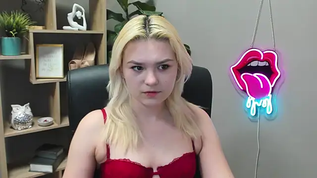 SweetLilyxo online show from March 4, 2026, 7:25 am