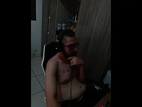 Snapshot of Redlovecouple chatting on February 13, 2026, 2:02 pm Redlovecouple online show from February 13, 2026, 2:02 pm