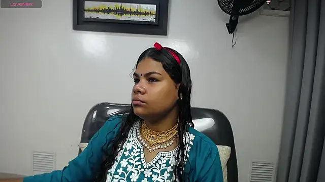 Snapshot of yaazhinii chatting on April 11, 2026, 11:36 am yaazhinii online show from April 11, 2026, 11:36 am