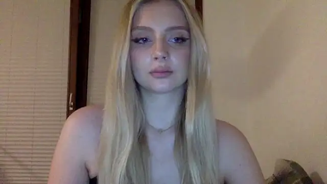 Snapshot of MayaWetDream chatting on May 5, 2026, 8:17 pm MayaWetDream online show from May 5, 2026, 8:17 pm