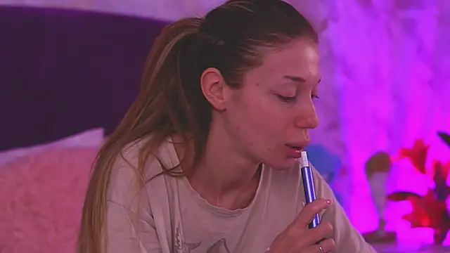 EllinaNuria online show from March 20, 2026, 4:28 am