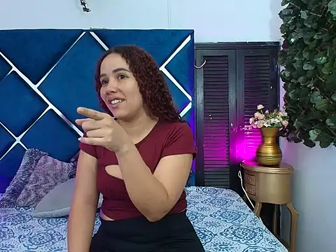 Snapshot of VenuzNaughty chatting on February 17, 2026, 12:01 pm VenuzNaughty online show from February 17, 2026, 12:01 pm