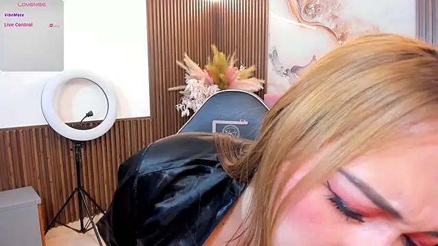 LUNAKITTY TAY online show from July 8, 2026, 11:37 am