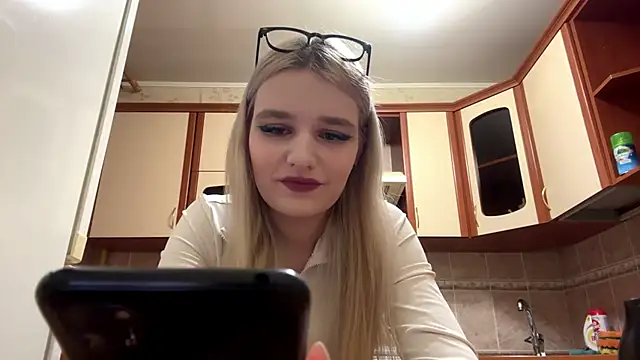 Snapshot of MiaBerlateen chatting on February 6, 2026, 2:20 pm MiaBerlateen online show from February 6, 2026, 2:20 pm