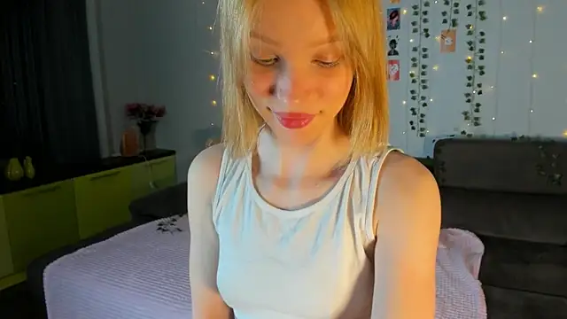 Kiracute18 online show from May 19, 2026, 7:42 pm