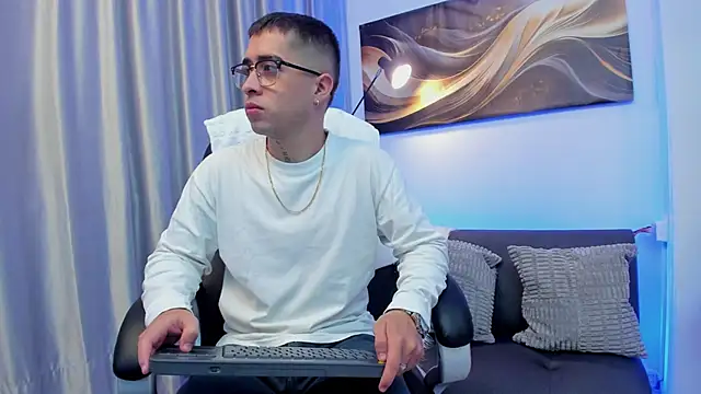 Snapshot of Tommas_Jhonson chatting on April 2, 2026, 4:10 am Tommas Jhonson online show from April 2, 2026, 4:10 am