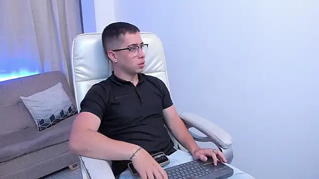 Snapshot of Tommas_Jhonson chatting on April 5, 2026, 3:47 am Tommas Jhonson online show from April 5, 2026, 3:47 am