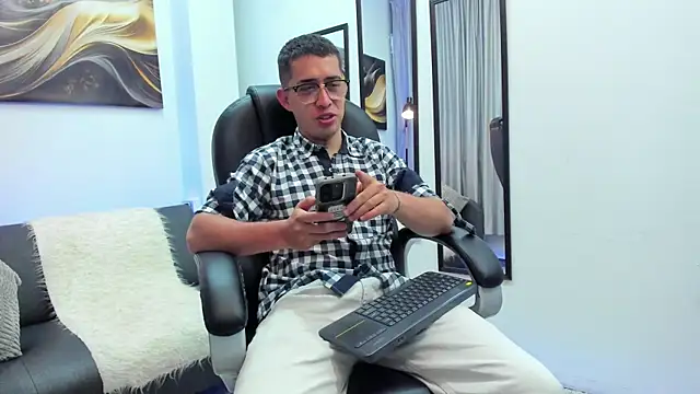 Snapshot of Tommas_Jhonson chatting on April 8, 2026, 3:50 am Tommas Jhonson online show from April 8, 2026, 3:50 am