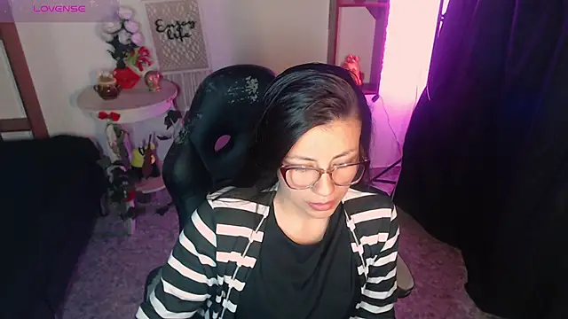 QueenRose94 online show from April 6, 2026, 11:22 am