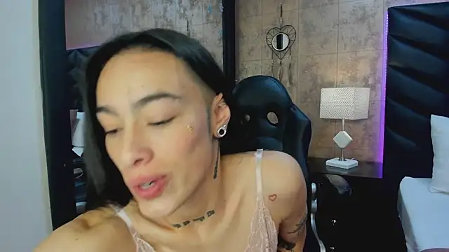 Snapshot of LaurenHazell chatting on March 3, 2026, 3:56 am LaurenHazell online show from March 3, 2026, 3:56 am