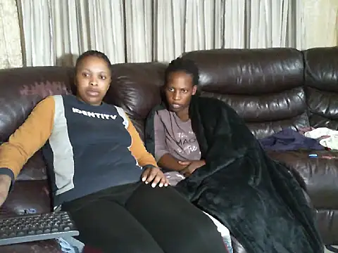 Snapshot of Caramel-Diva chatting on April 6, 2026, 8:32 pm Caramel-Diva online show from April 6, 2026, 8:32 pm