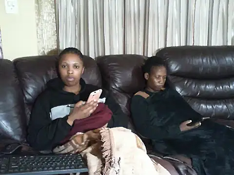 Snapshot of Caramel-Diva chatting on April 13, 2026, 6:52 am Caramel-Diva online show from April 13, 2026, 6:52 am