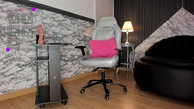 AmandaSilkHeels online show from April 14, 2026, 6:47 pm