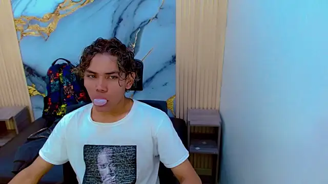 Snapshot of DaviidBuckx_ chatting on April 3, 2026, 7:23 pm DaviidBuckx online show from April 3, 2026, 7:23 pm