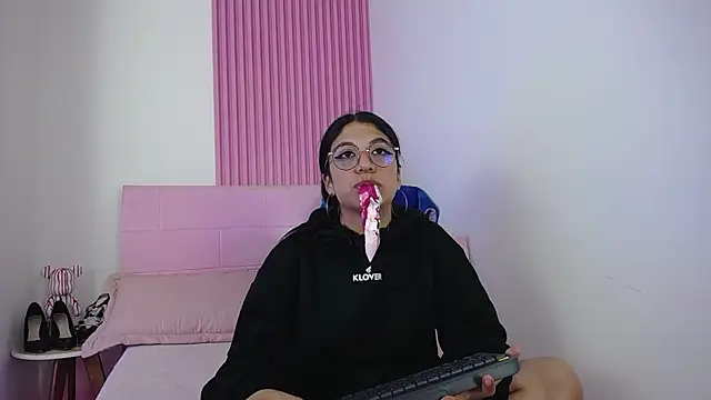 Snapshot of sharlotaustral18 chatting on February 10, 2026, 3:38 pm sharlotaustral18 online show from February 10, 2026, 3:38 pm