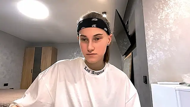 DannieColla online show from March 17, 2026, 12:08 pm