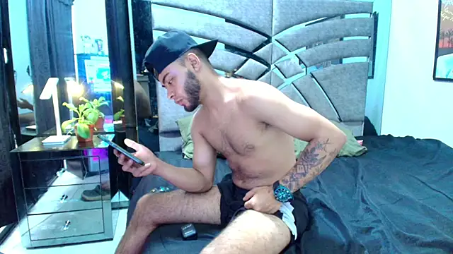 Xanderstone00 online show from May 25, 2026, 9:54 pm