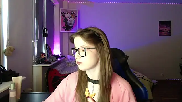 LunaXcherry online show from April 7, 2026, 4:40 pm