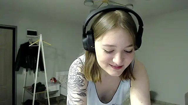 Snapshot of Mirrrra1 chatting on February 16, 2026, 7:54 pm Mirrrra1 online show from February 16, 2026, 7:54 pm