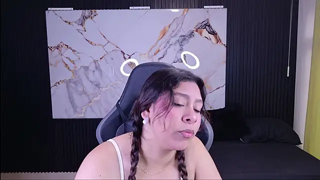 Snapshot of Sophie19__ chatting on March 26, 2026, 11:27 am Sophie19 online show from March 26, 2026, 11:27 am