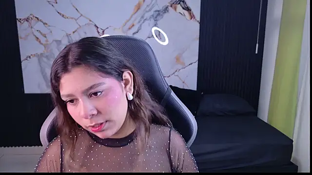 Snapshot of Sophie19__ chatting on April 1, 2026, 11:33 am Sophie19 online show from April 1, 2026, 11:33 am