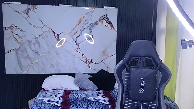 Snapshot of Sophie19__ chatting on April 7, 2026, 11:43 am Sophie19 online show from April 7, 2026, 11:43 am