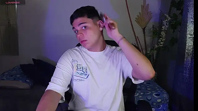 eithan jonnes online show from April 12, 2026, 8:14 pm