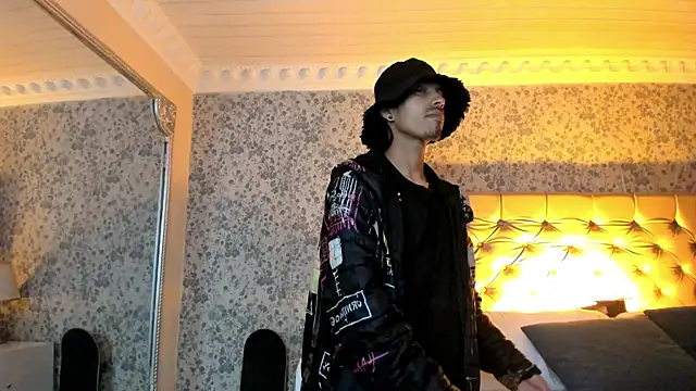NoaahTylor online show from May 21, 2026, 4:08 am