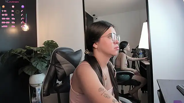 eva swan  online show from May 13, 2026, 12:46 pm