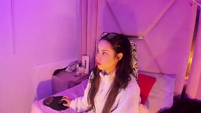 ElaSalvatorehh online show from April 16, 2026, 12:39 pm