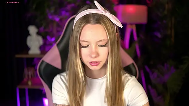 Snapshot of SweetDaisy_me chatting on March 11, 2026, 4:24 pm SweetDaisy me online show from March 11, 2026, 4:24 pm