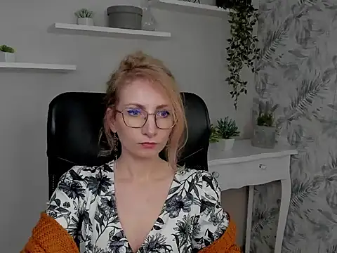 Snapshot of CinderellaMoon chatting on February 18, 2026, 6:53 am CinderellaMoon online show from February 18, 2026, 6:53 am