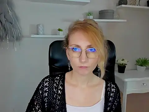 Snapshot of CinderellaMoon chatting on February 25, 2026, 6:34 am CinderellaMoon online show from February 25, 2026, 6:34 am