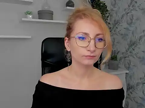 Snapshot of CinderellaMoon chatting on March 2, 2026, 6:25 am CinderellaMoon online show from March 2, 2026, 6:25 am