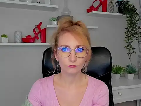 CinderellaMoon online show from March 4, 2026, 6:19 am