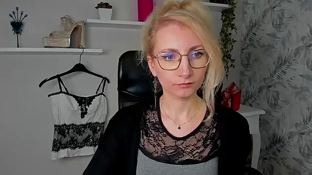 CinderellaMoon online show from March 31, 2026, 5:19 am