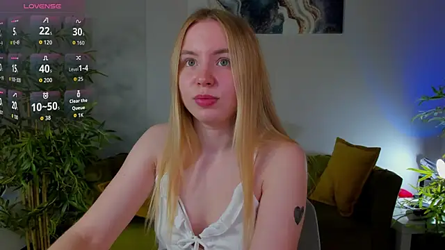 Snapshot of Linda__Bloom chatting on June 14, 2026, 12:41 am Linda Bloom online show from June 14, 2026, 12:41 am
