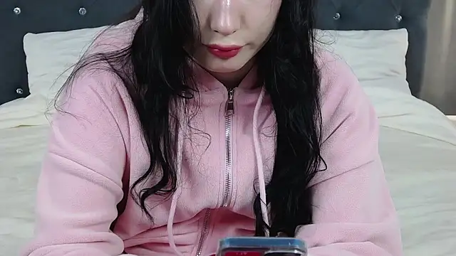 VikkyVonn online show from March 9, 2026, 12:42 pm