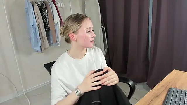 TraceeRebollar online show from February 15, 2026, 12:47 pm